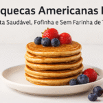 “Receita de panquecas fit empilhadas em prato branco com calda natural”