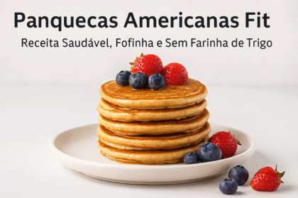 “Receita de panquecas fit empilhadas em prato branco com calda natural”